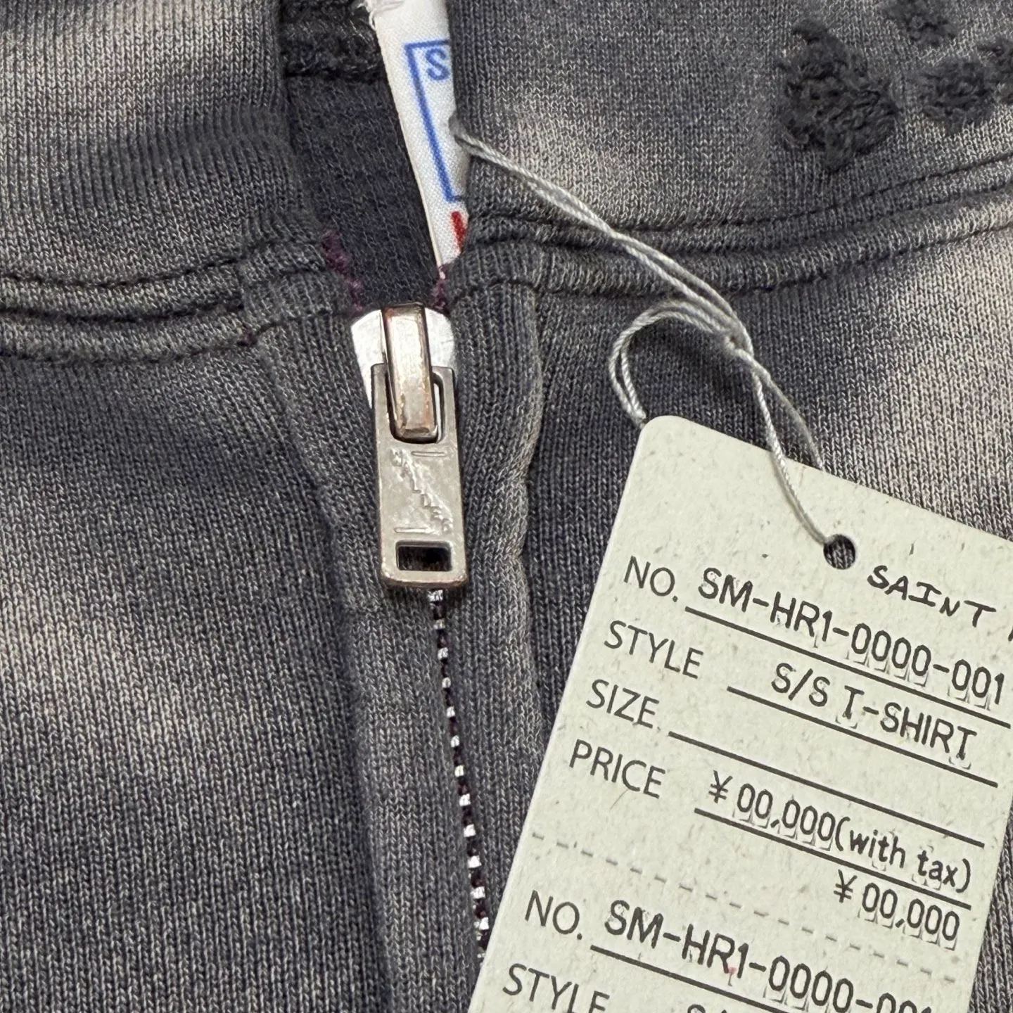 More details SAINT Mxxxxxx DBL FACE ZIP UP HOODIE/CHARCOAL Double-layer destroyed waffle zipper jacket, washed black S-XL, a style that has been used in the summer. After continuous fine polishing, it is finally shipped. The finished product is simply a work of art. Super heavy washing and distressing, multiple horse water fading, many hand-made wormhole destruction processing, deconstruction and reorganization embroidery technology, custom-made zipper with LOGO, and the color details of the zipper webbing are also correct. Original grade fruit main label and wash water label. Top purchasing grade. A layer of waffle fabric is added to the inner lining to make the overall texture stronger and increase the comfort and warmth of the wearer.